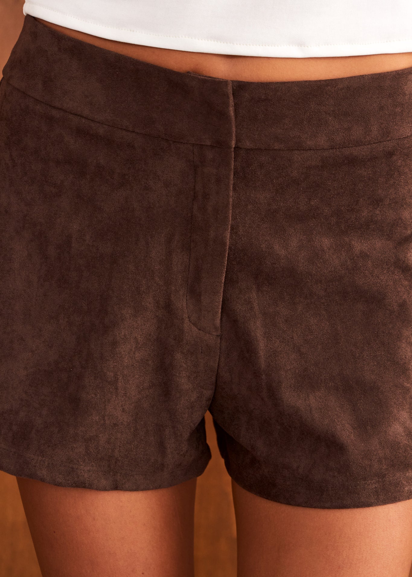 Look de la colección WABI-SABI con el short Kaze de antelina marrón