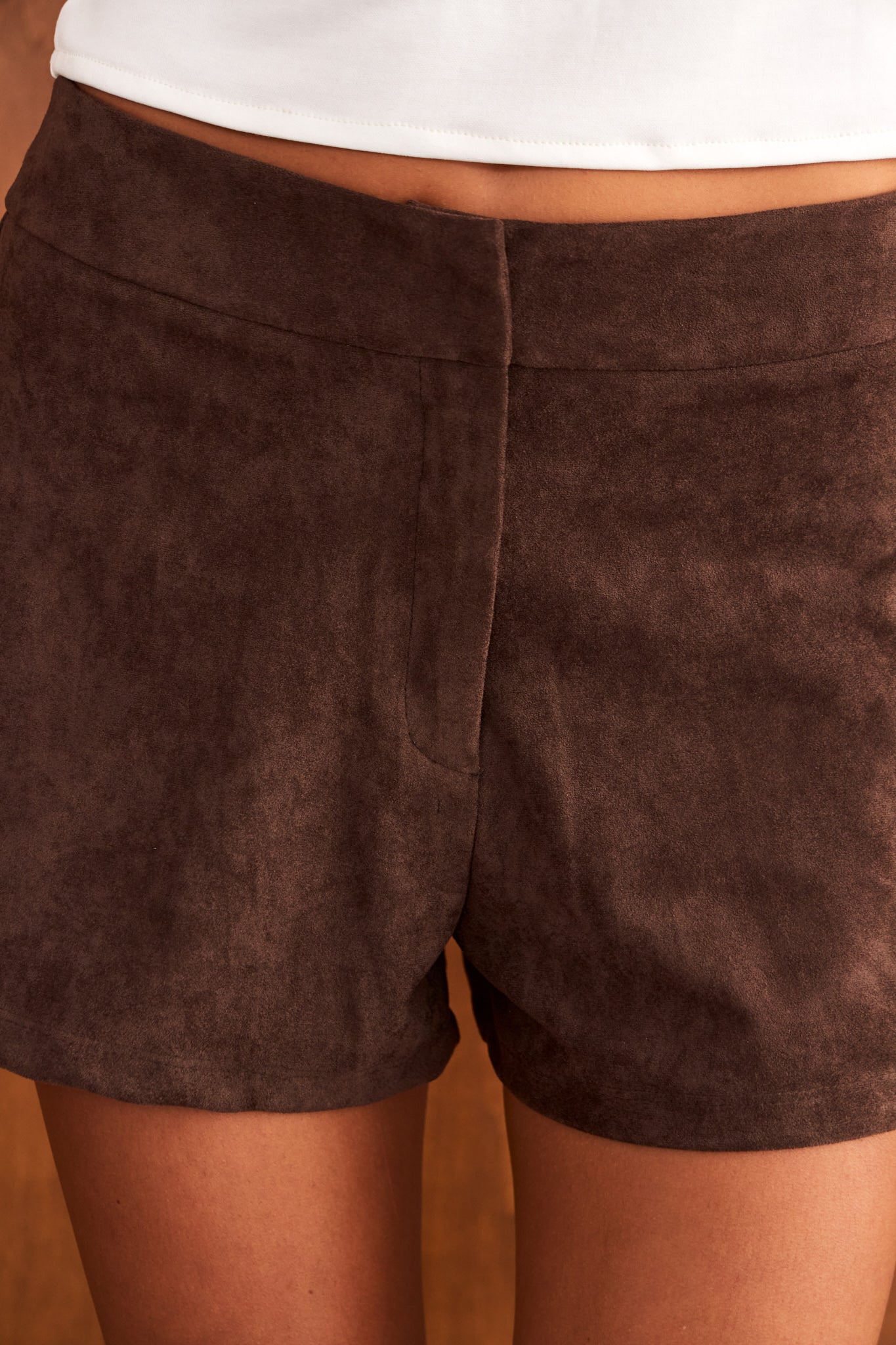 Look de la colección WABI-SABI con el short Kaze de antelina marrón