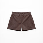 Shorts de ante marrón oscuro para mujer, mostrado de frente sobre fondo blanco neutro