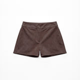 Shorts de ante marrón oscuro para mujer, mostrado de frente sobre fondo blanco neutro