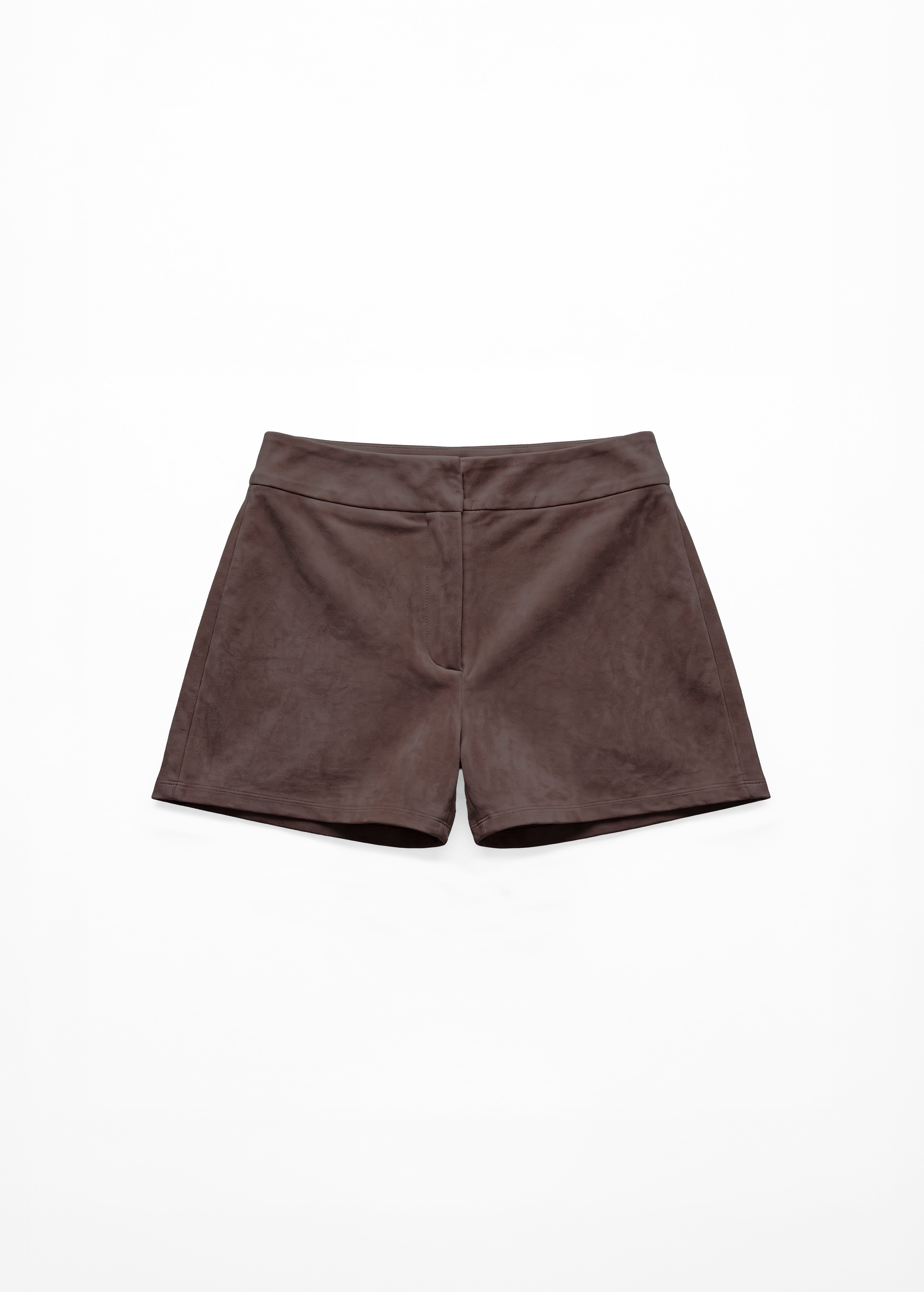 Shorts de ante marrón oscuro para mujer, mostrado de frente sobre fondo blanco neutro