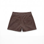 Shorts de ante marrón oscuro para mujer, mostrando la vista trasera sobre fondo blanco neutro