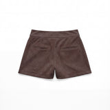 Shorts de ante marrón oscuro para mujer, mostrando la vista trasera sobre fondo blanco neutro