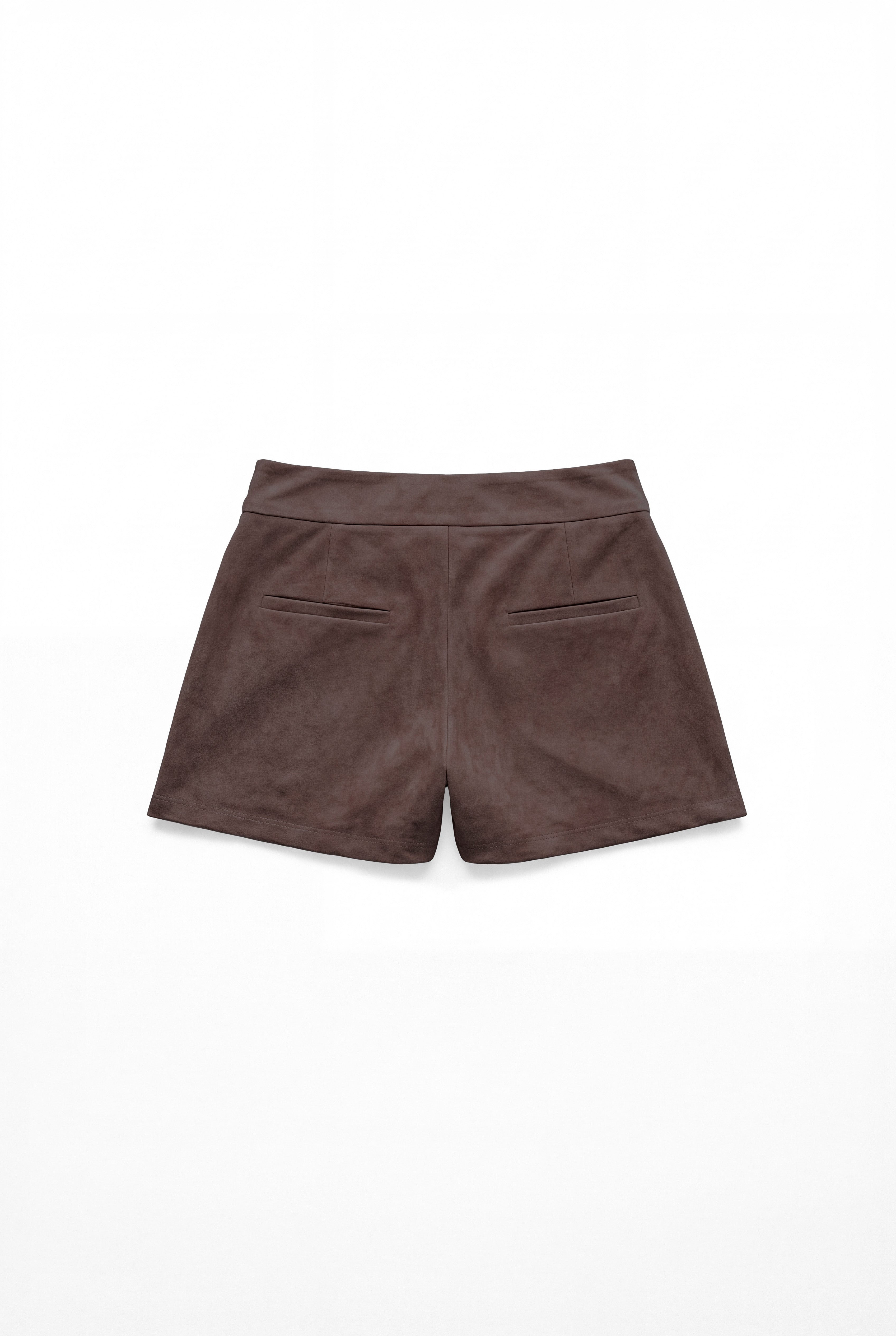Shorts de ante marrón oscuro para mujer, mostrando la vista trasera sobre fondo blanco neutro
