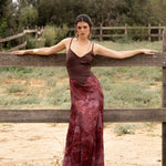 Vestido Sienna, vestido largo marrón/granate de invitada de boda en raso estampado, otoño 2026 - vista 1