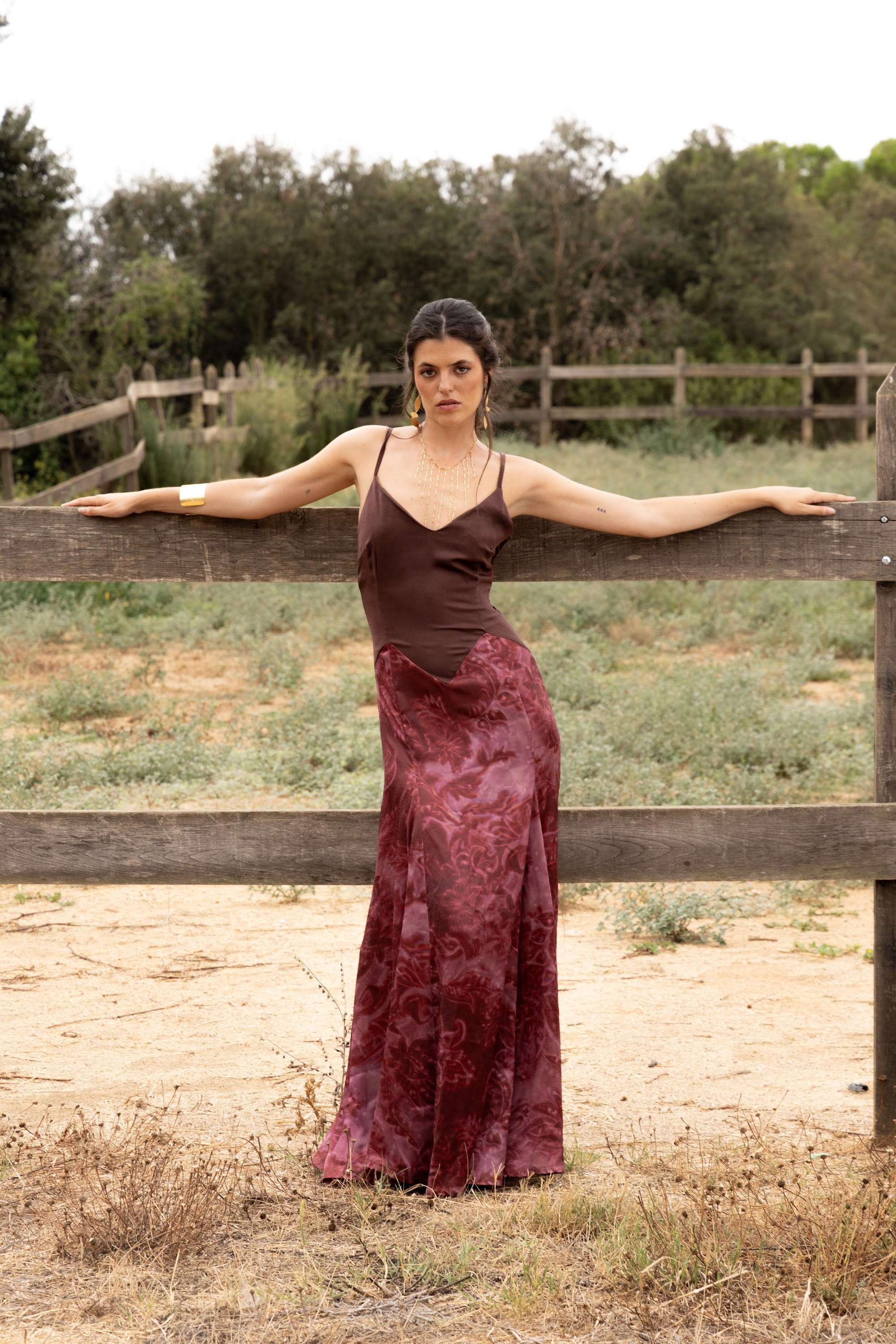 Vestido Sienna, vestido largo marrón/granate de invitada de boda en raso estampado, otoño 2026 - vista 1