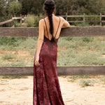 Vestido Sienna, vestido largo marrón/granate de invitada de boda en raso estampado, otoño 2026 - vista 2