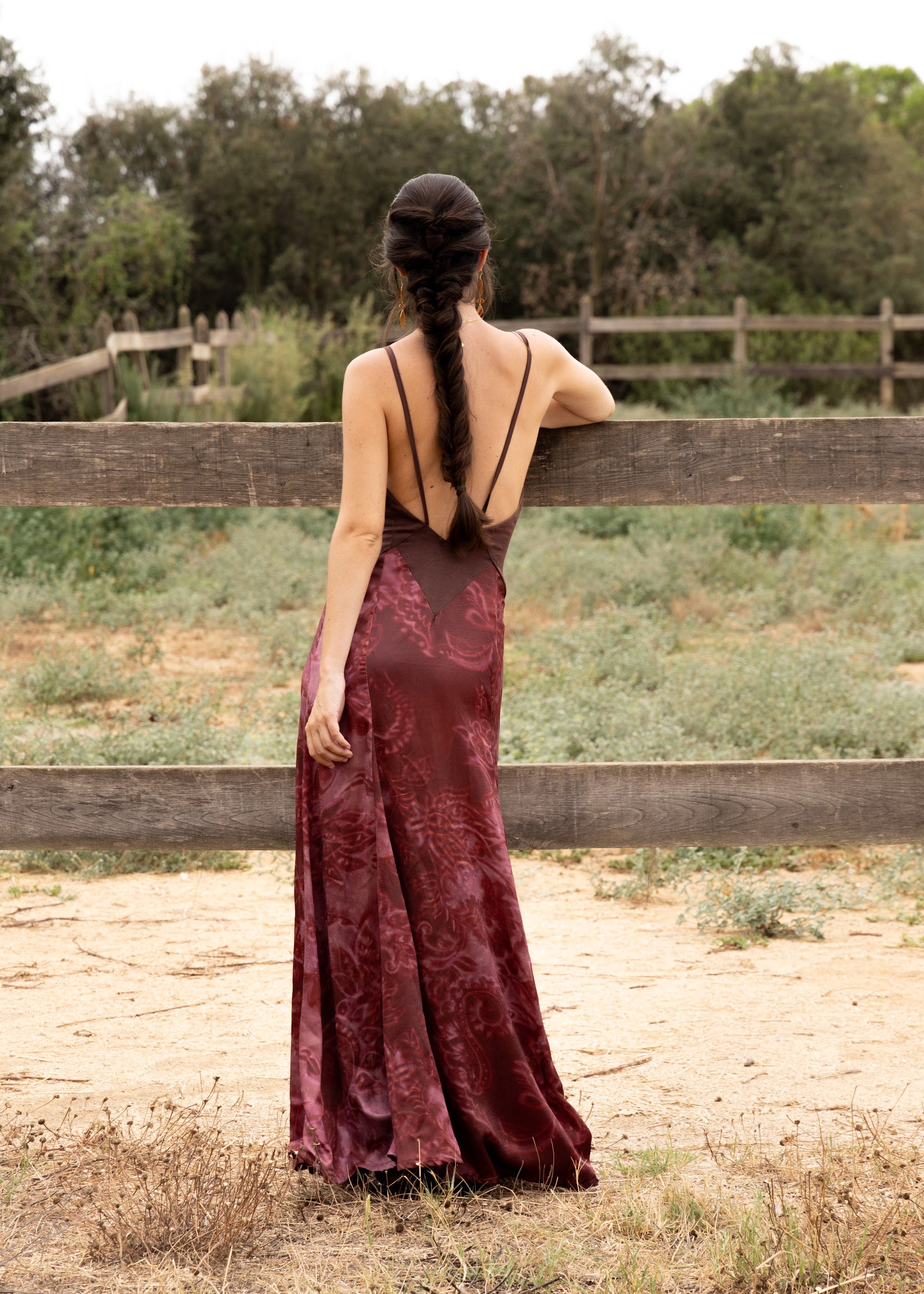 Vestido Sienna, vestido largo marrón/granate de invitada de boda en raso estampado, otoño 2026 - vista 2