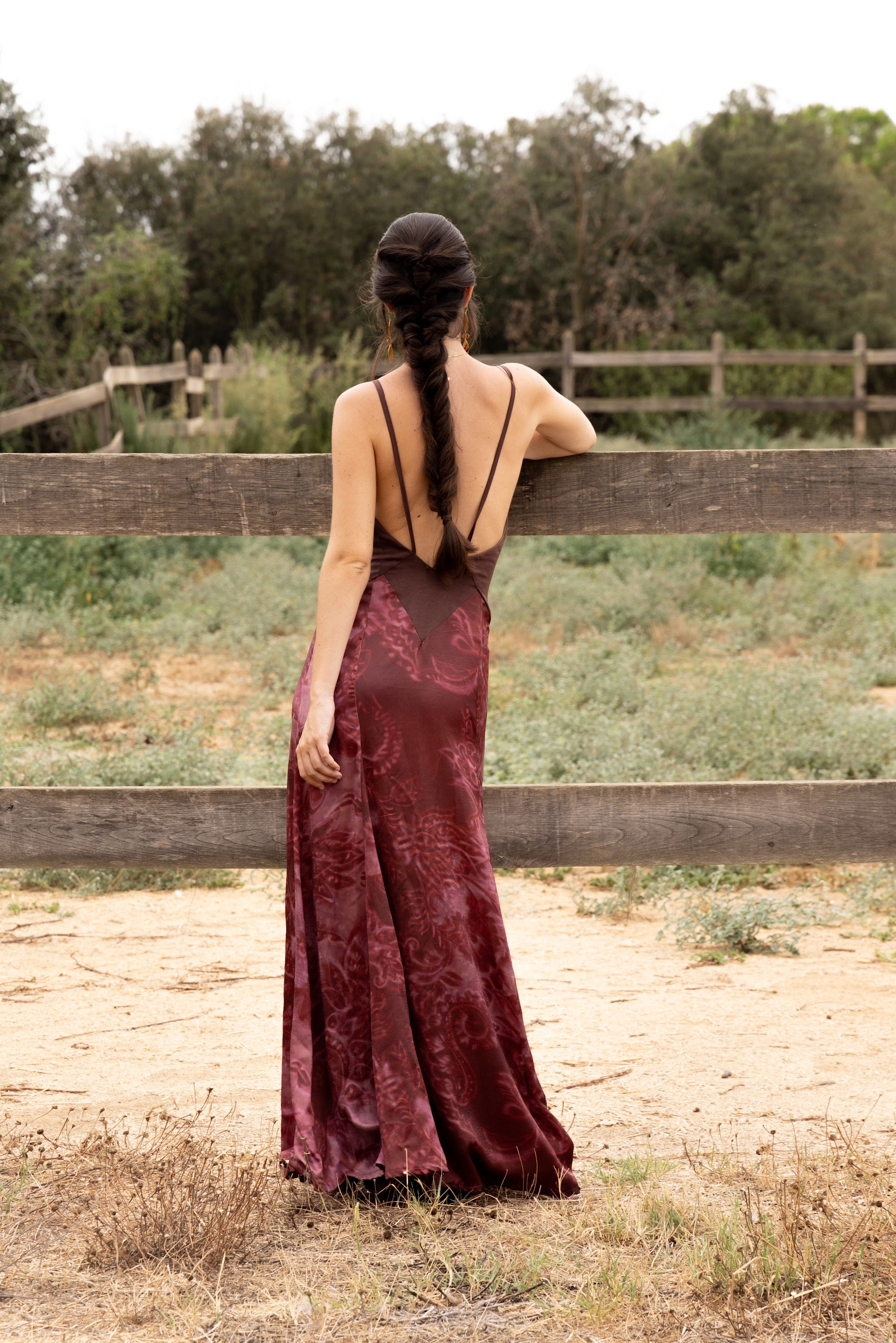 Vestido Sienna, vestido largo marrón/granate de invitada de boda en raso estampado, otoño 2026 - vista 2