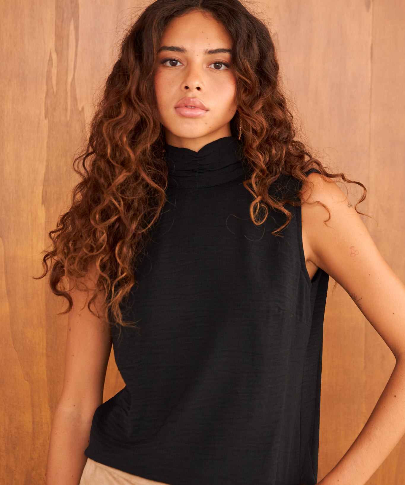 Top Kuro negro de gasa con textura para mujer, vista frontal – hecho a mano en Barcelona por closet BCN