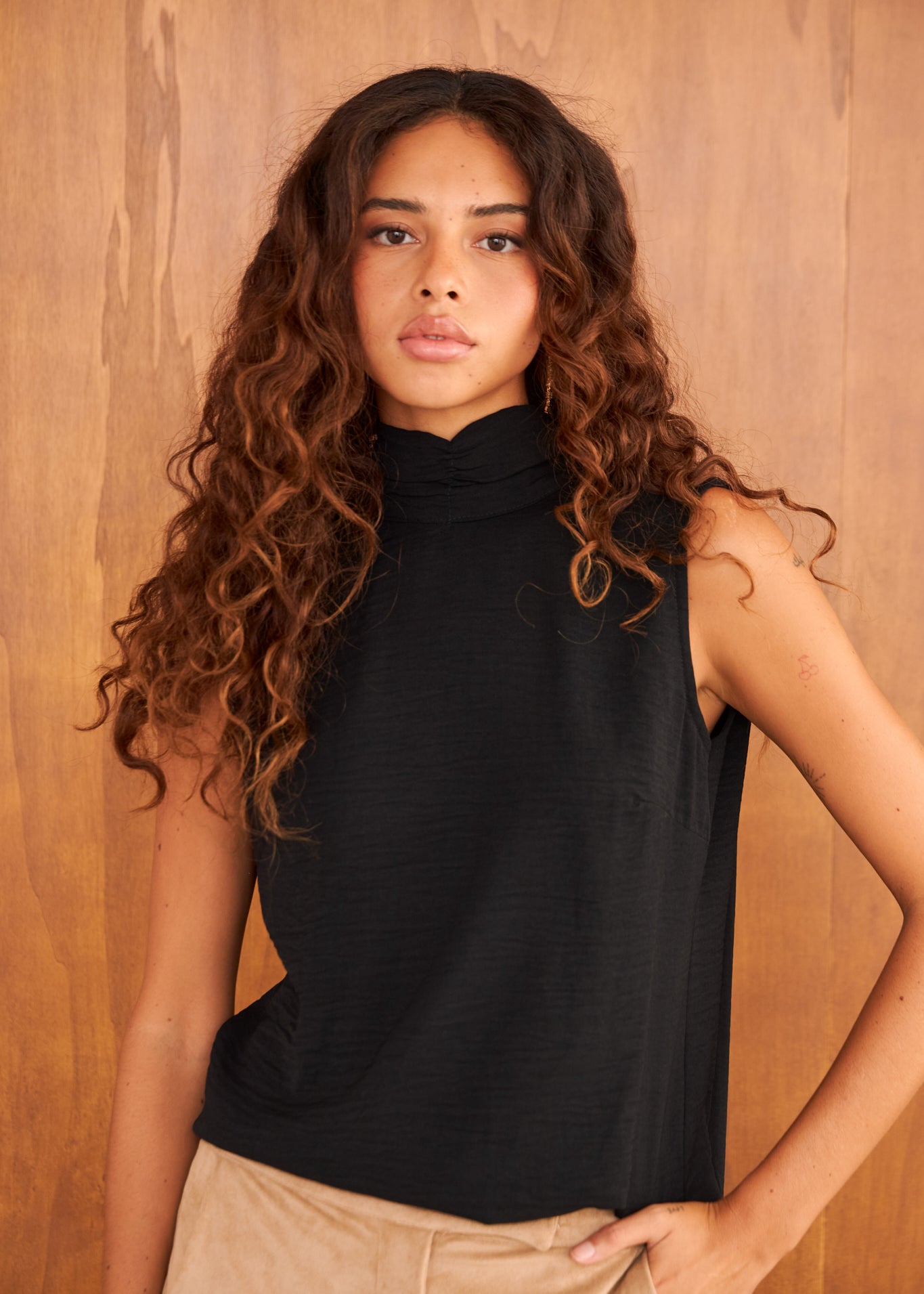 Top Kuro negro de gasa con textura para mujer, vista frontal – hecho a mano en Barcelona por closet BCN
