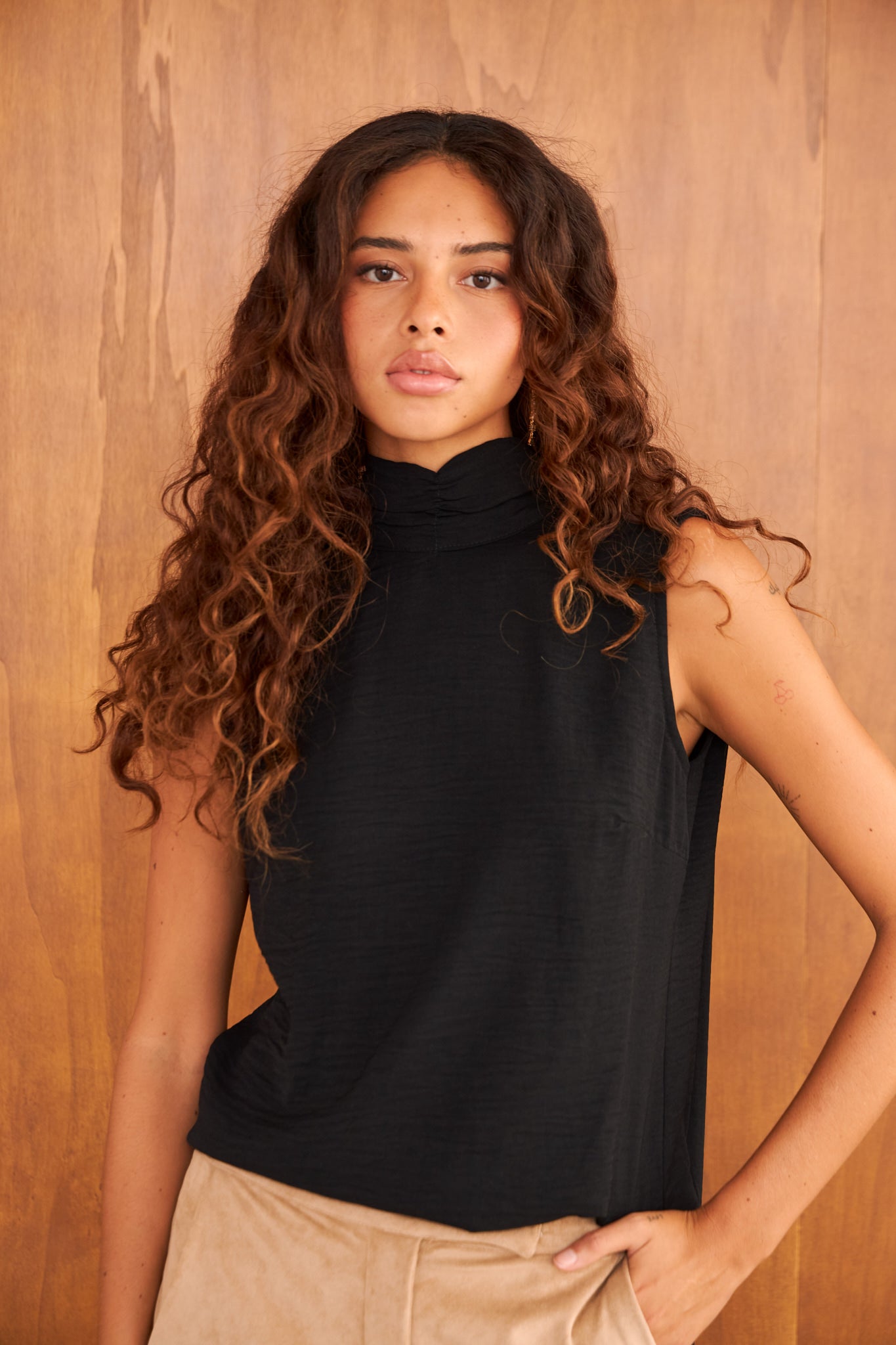 Top Kuro negro de gasa con textura para mujer, vista frontal – hecho a mano en Barcelona por closet BCN
