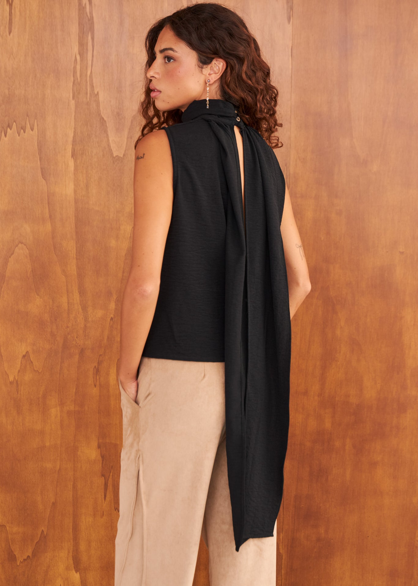 Top Kuro negro de gasa con textura, vista de espaldas