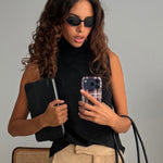 Look de la colección WABI-SABI con el top Kuro negro de gasa con textura
