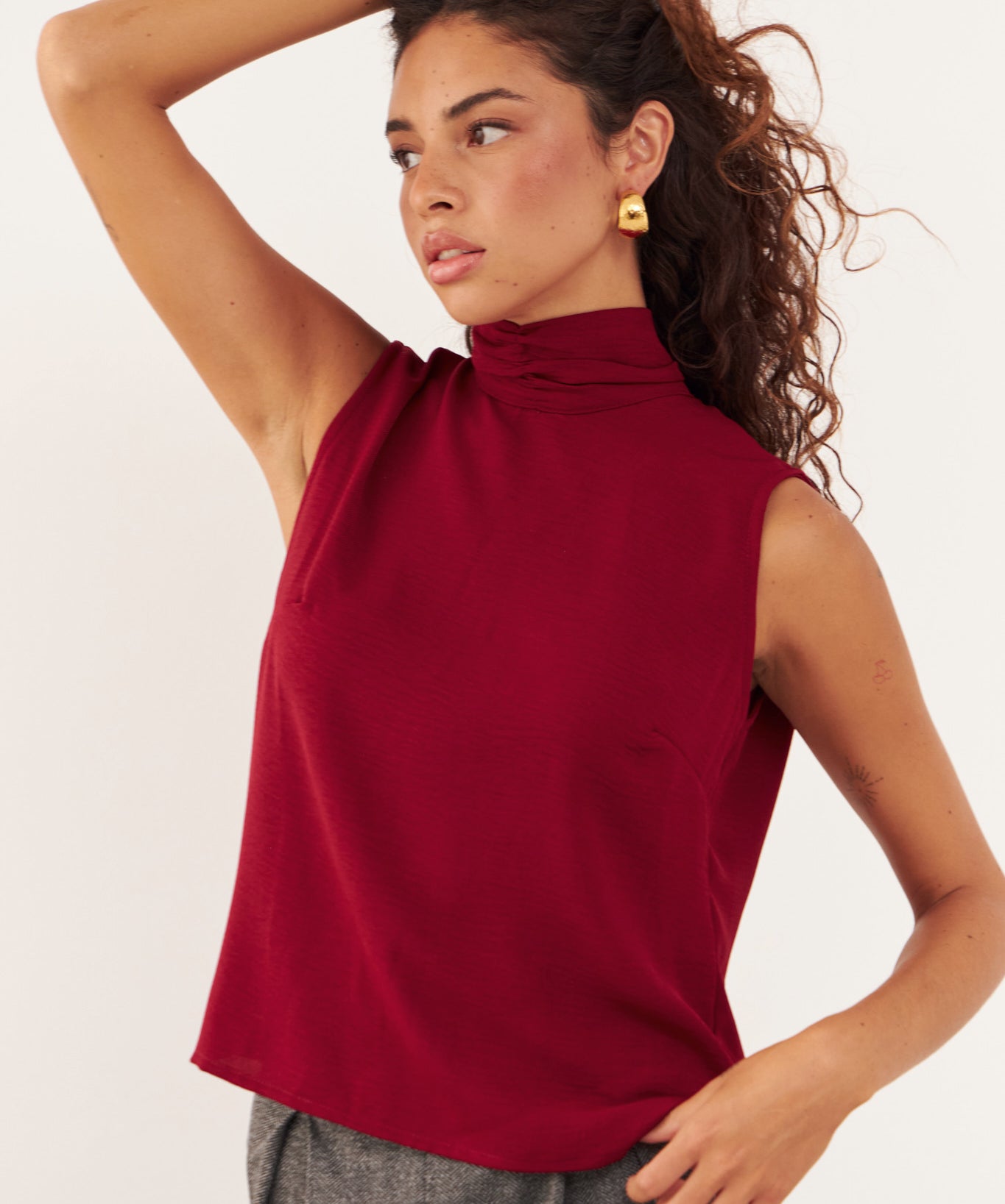 Top Kuro rojo de gasa con textura para mujer, vista frontal – hecho a mano en Barcelona por closet BCN