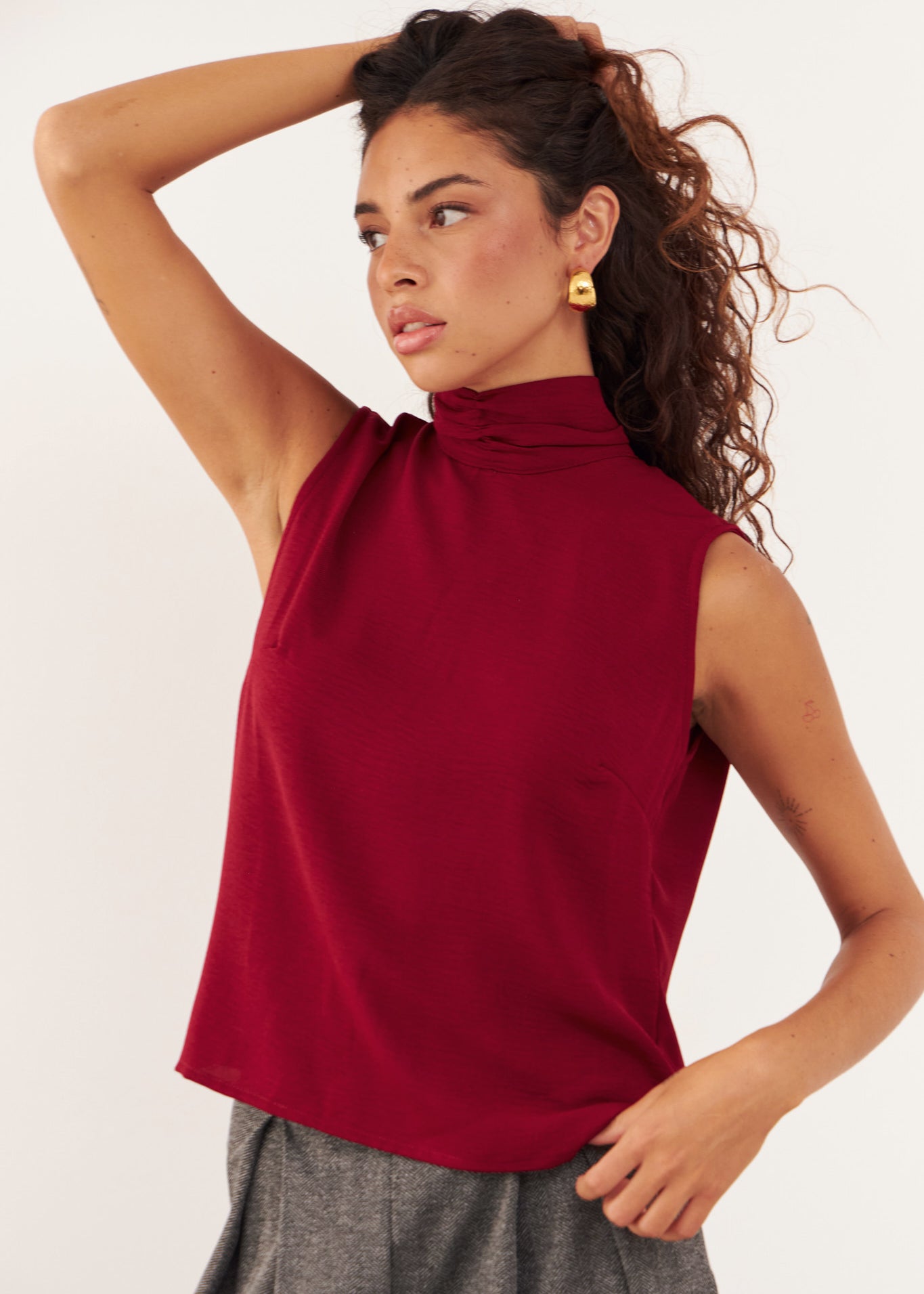 Top Kuro rojo de gasa con textura para mujer, vista frontal – hecho a mano en Barcelona por closet BCN