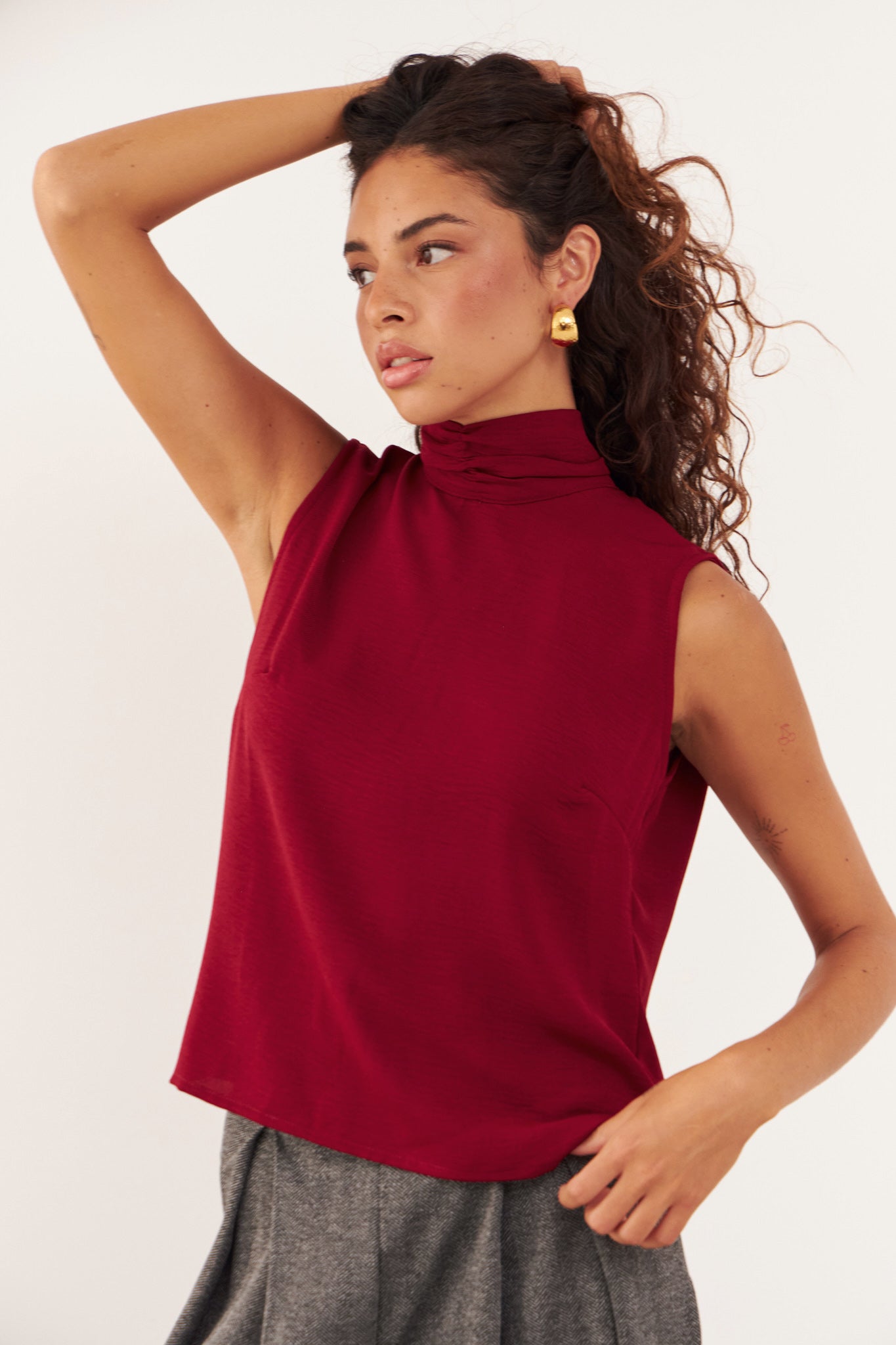 Top Kuro rojo de gasa con textura para mujer, vista frontal – hecho a mano en Barcelona por closet BCN