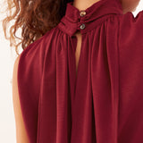Look de la colección WABI-SABI con el top Kuro rojo de gasa con textura