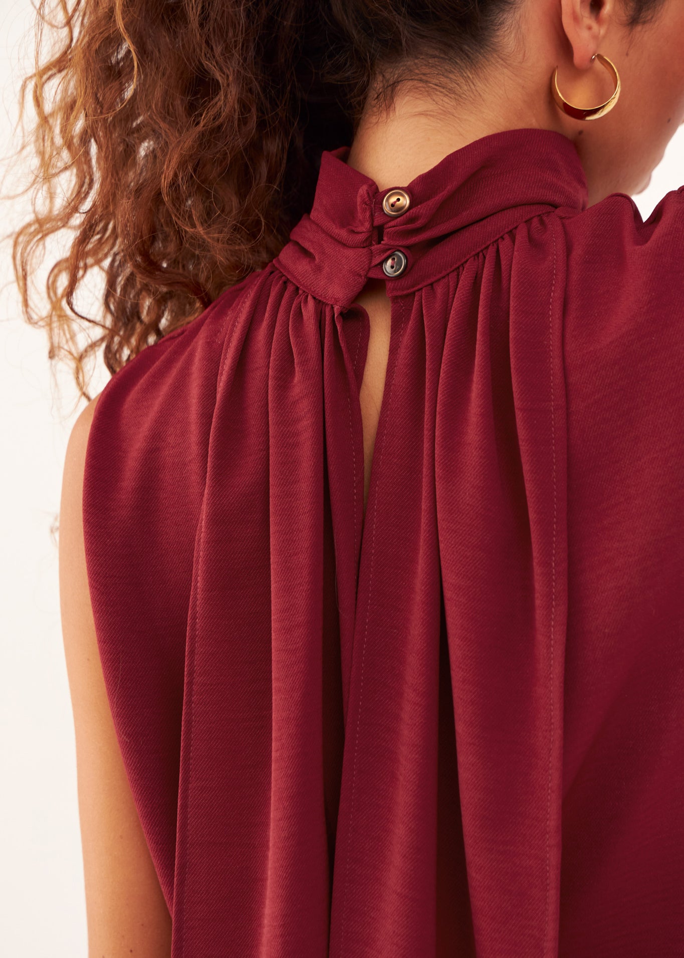Look de la colección WABI-SABI con el top Kuro rojo de gasa con textura