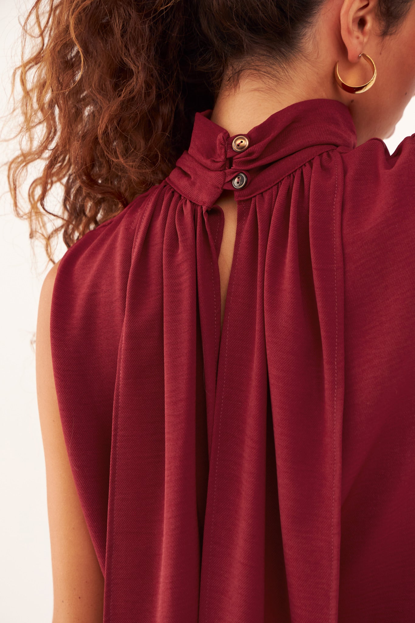Look de la colección WABI-SABI con el top Kuro rojo de gasa con textura