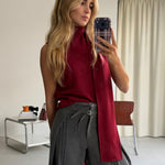Look de otoño de closet BCN con el top Kuro rojo de gasa con textura