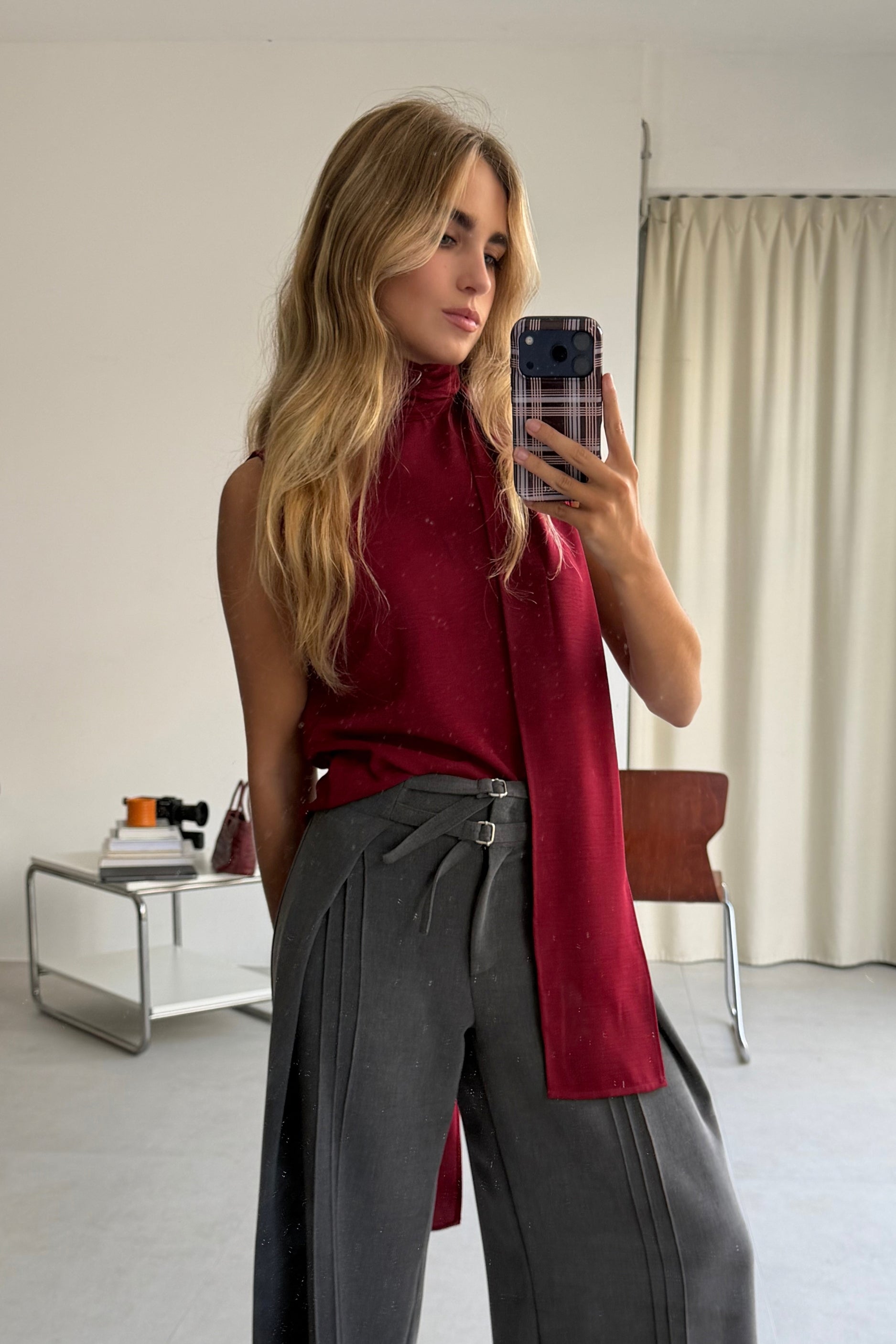 Look de otoño de closet BCN con el top Kuro rojo de gasa con textura