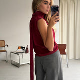 Otra forma de llevar el top Kuro rojo de gasa con textura, colección WABI-SABI