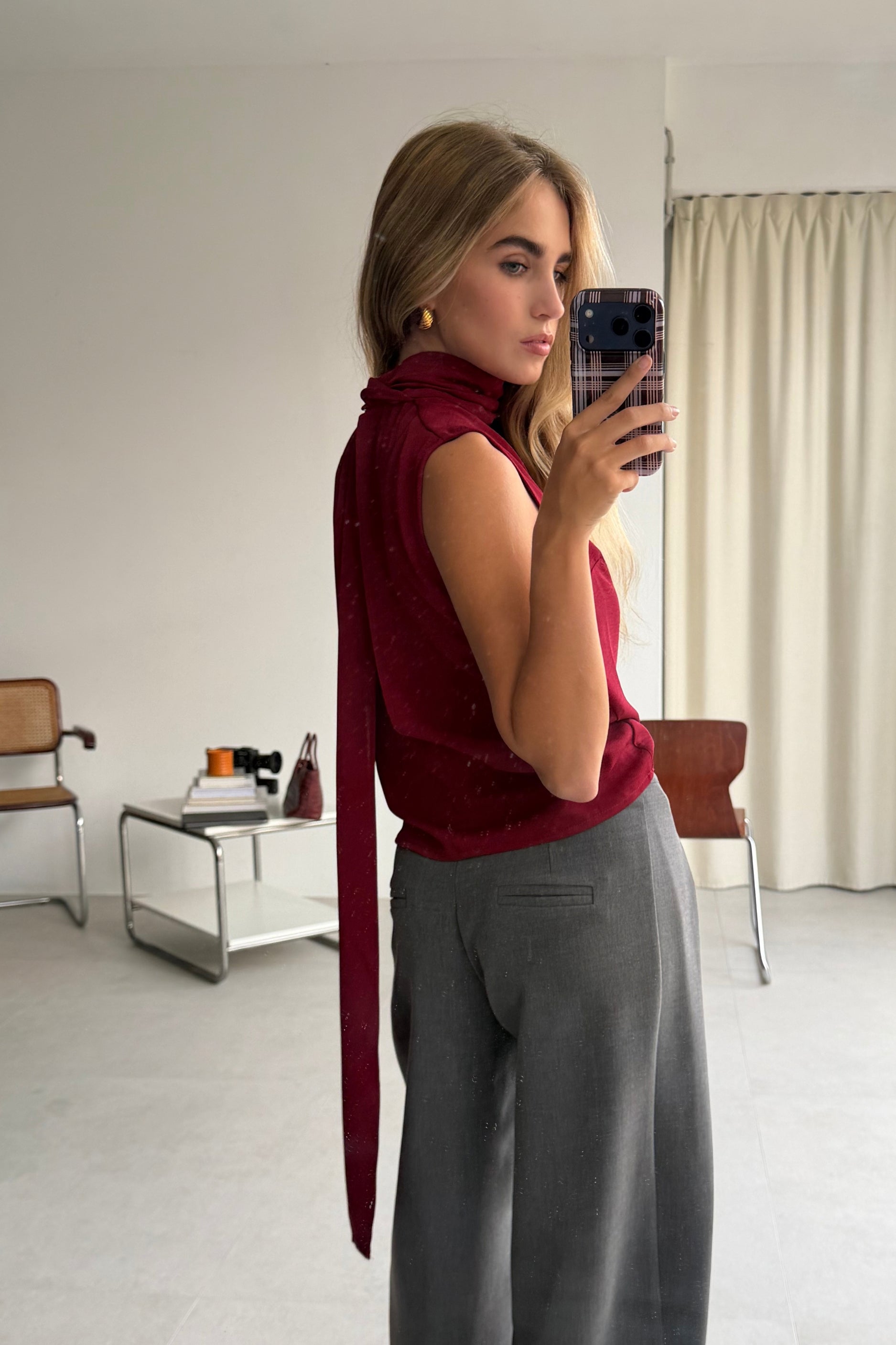 Otra forma de llevar el top Kuro rojo de gasa con textura, colección WABI-SABI