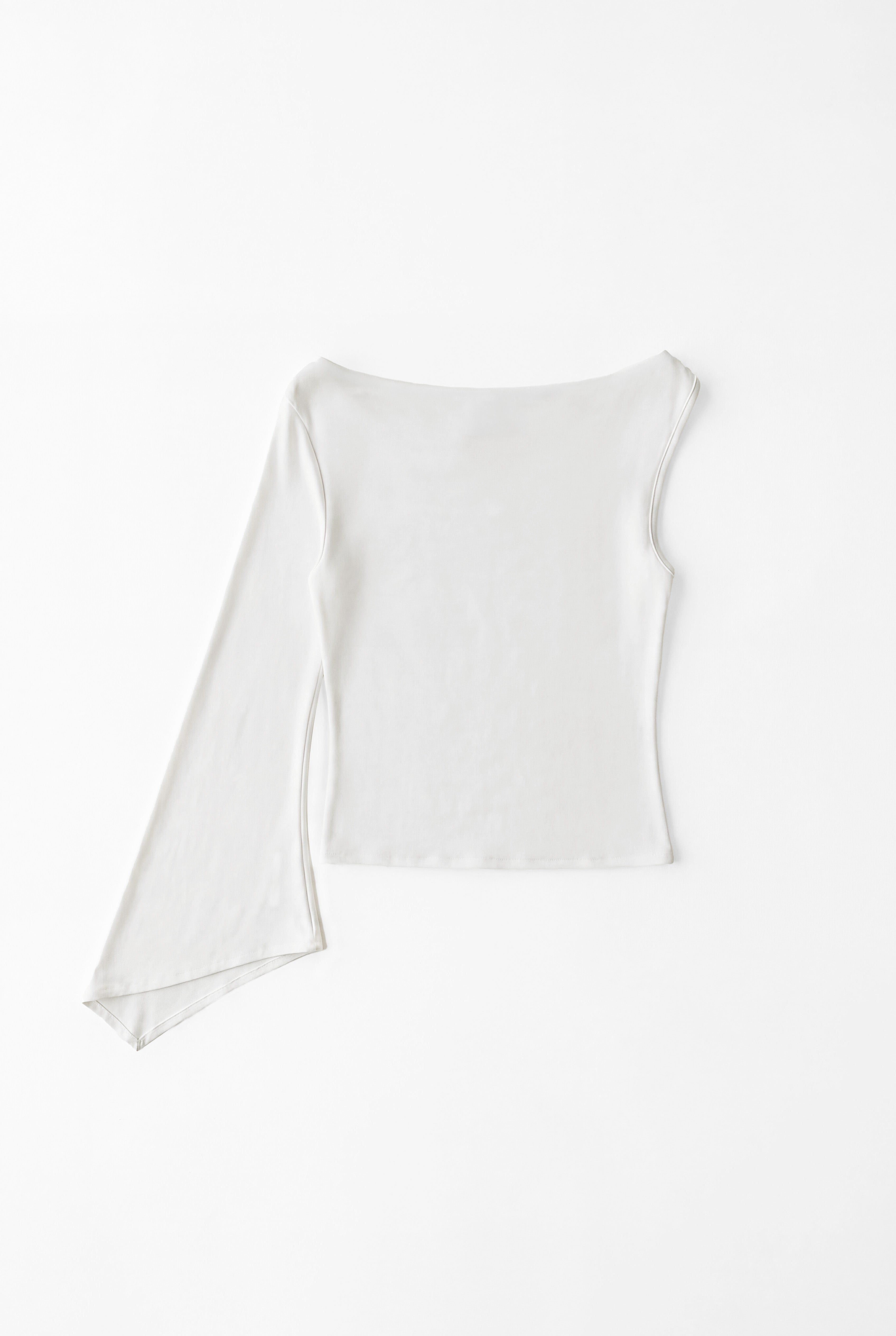 Top de color blanco roto asimétrico de una manga para mujer, mostrando la vista trasera sobre fondo blanco neutro