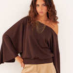 Look de la colección WABI-SABI con el top Kala marrón de modal