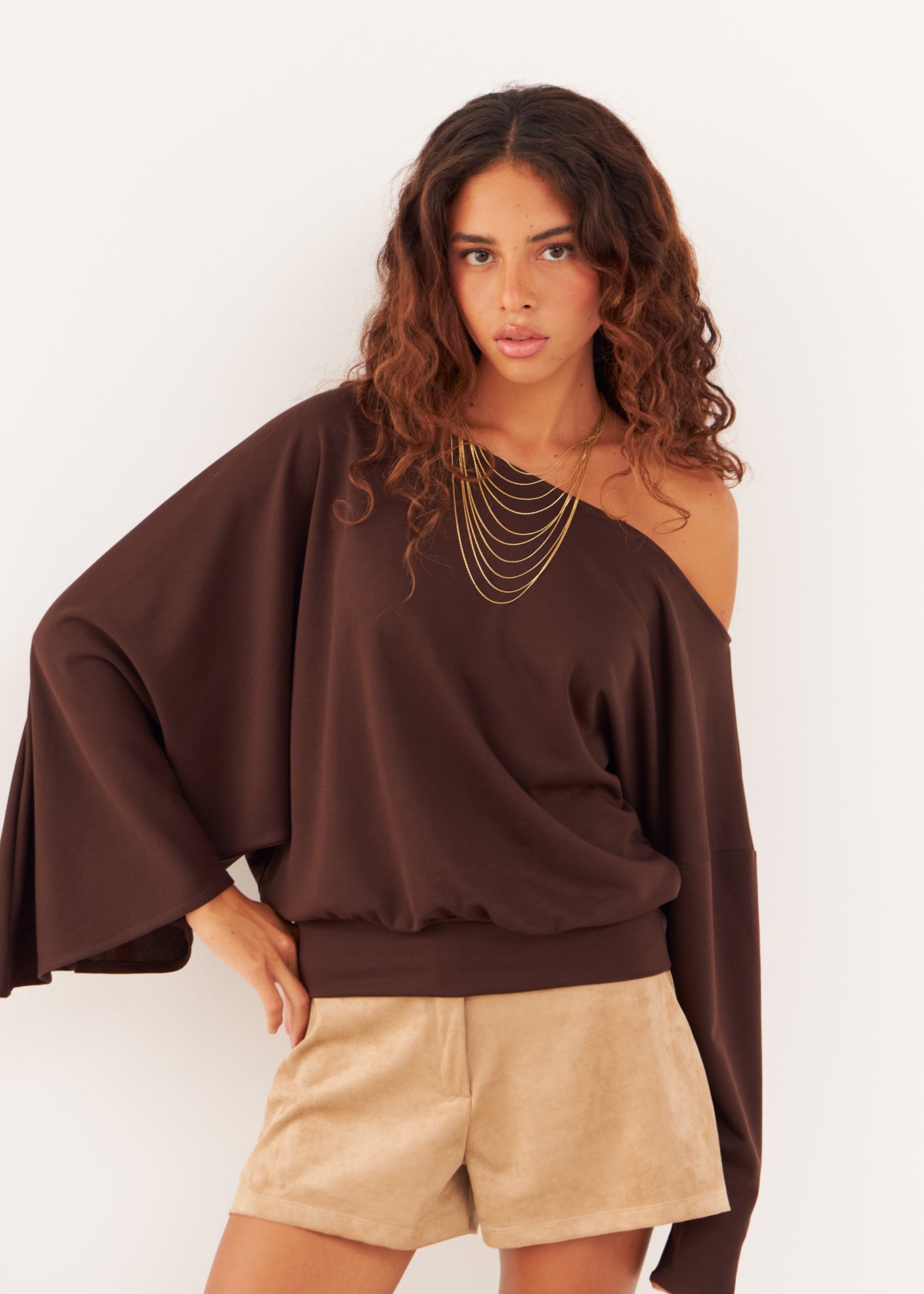 Look de la colección WABI-SABI con el top Kala marrón de modal