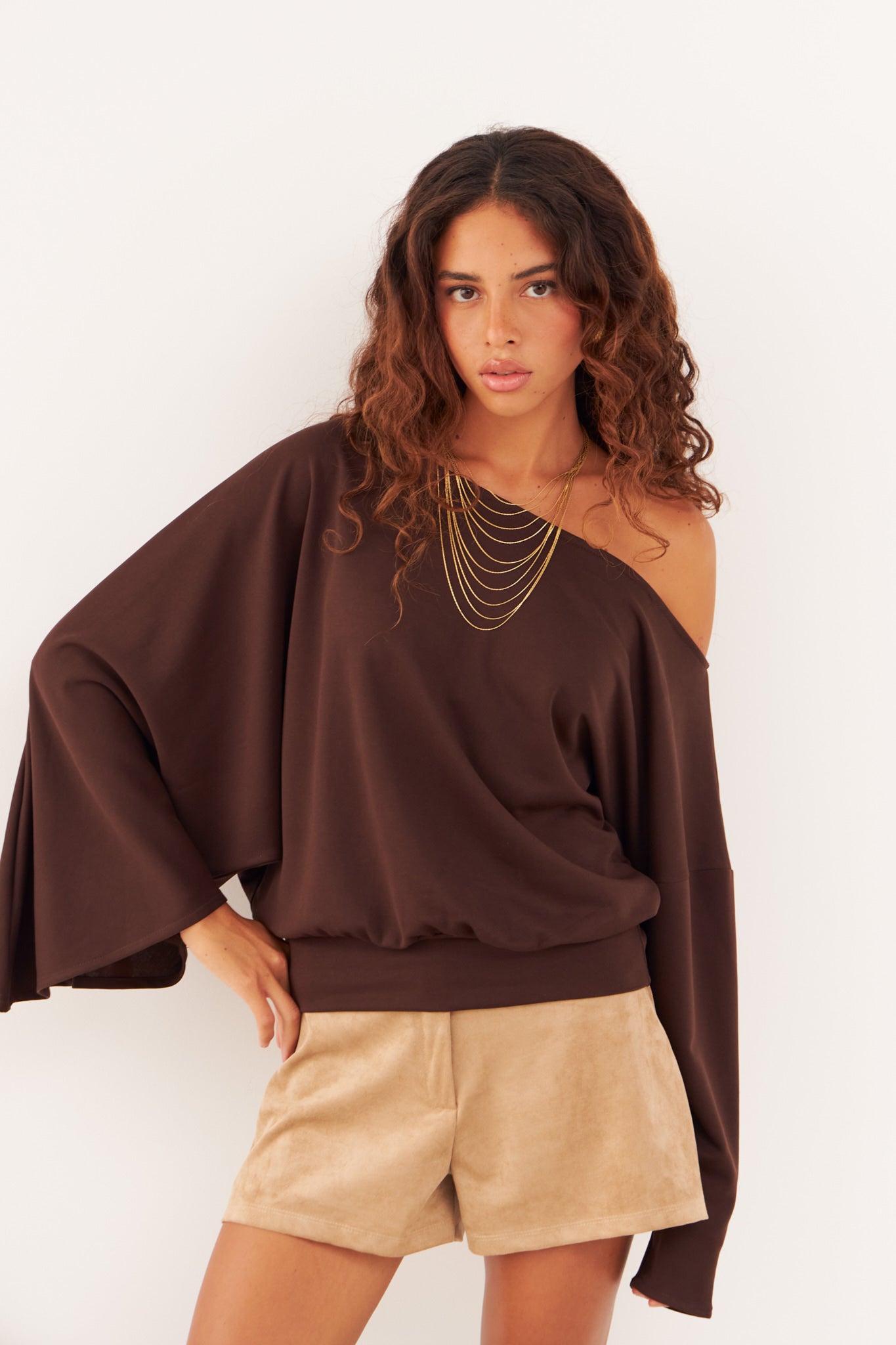 Look de la colección WABI-SABI con el top Kala marrón de modal