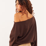 Look de otoño de closet BCN con el top Kala marrón de modal