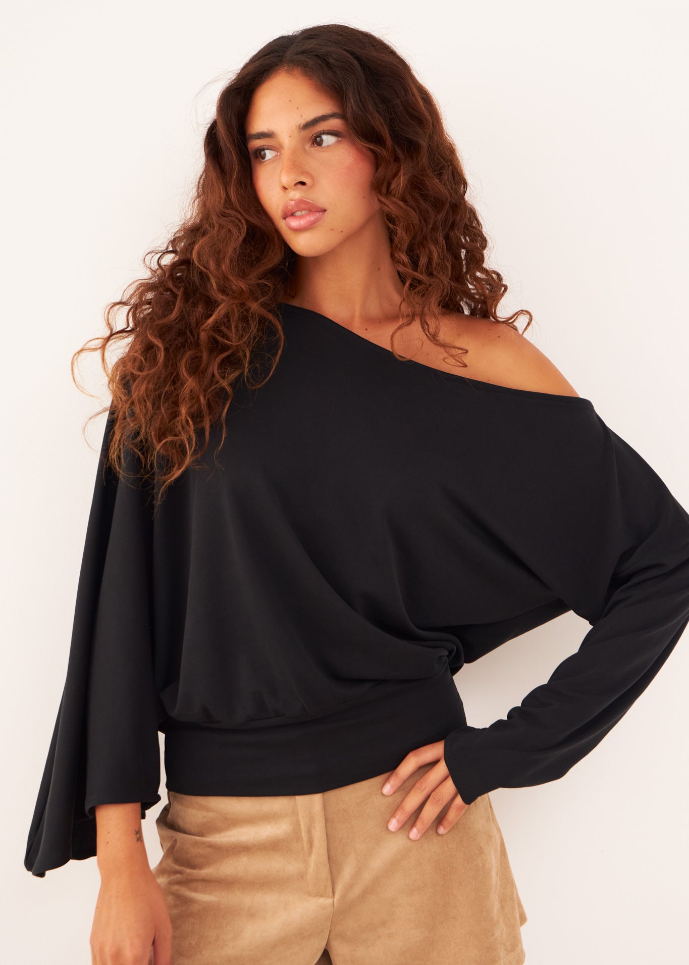 Top Kala negro de modal para mujer, vista frontal – hecho a mano en Barcelona por closet BCN