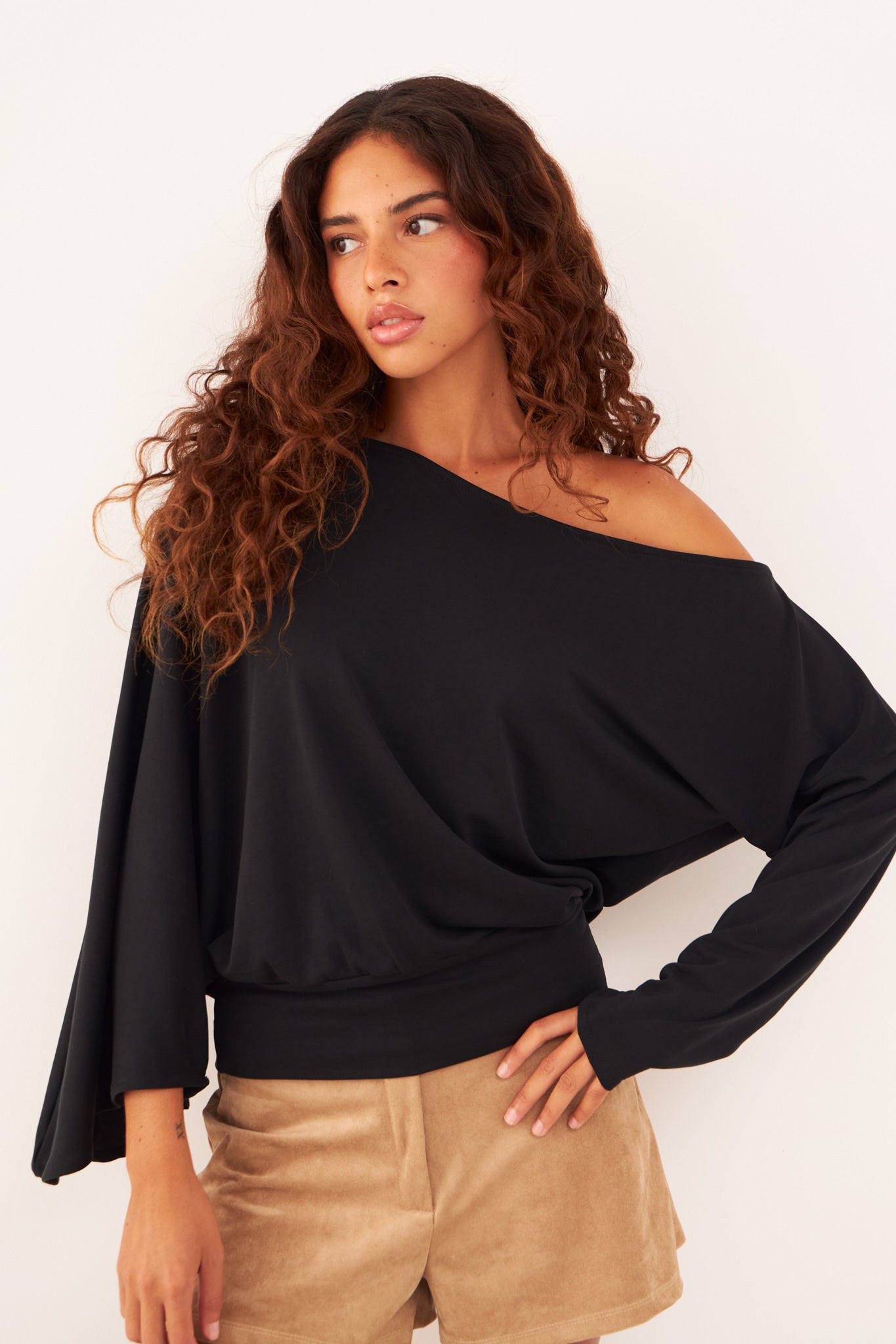 Top Kala negro de modal para mujer, vista frontal – hecho a mano en Barcelona por closet BCN