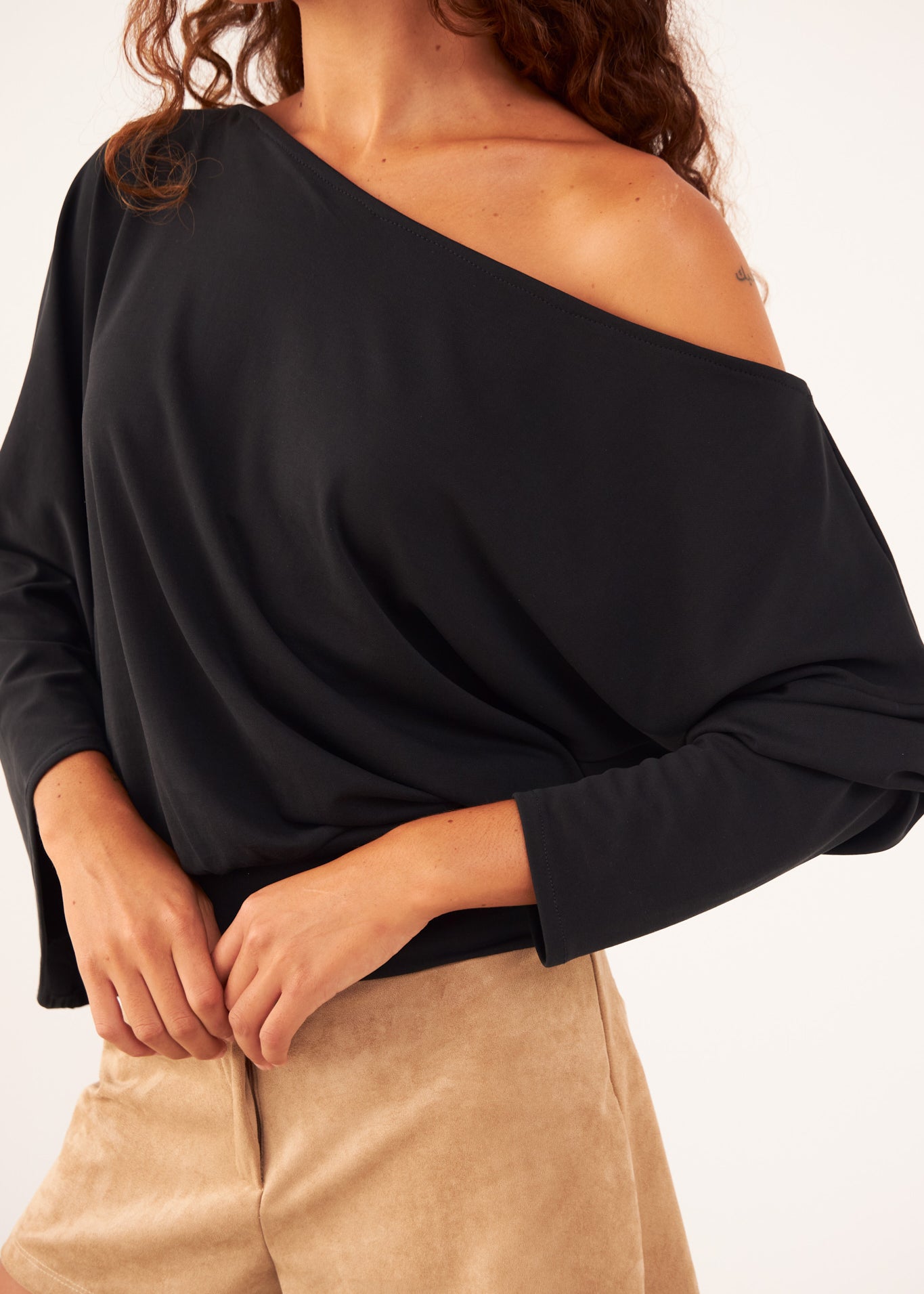Detalle del top Kala negro de modal