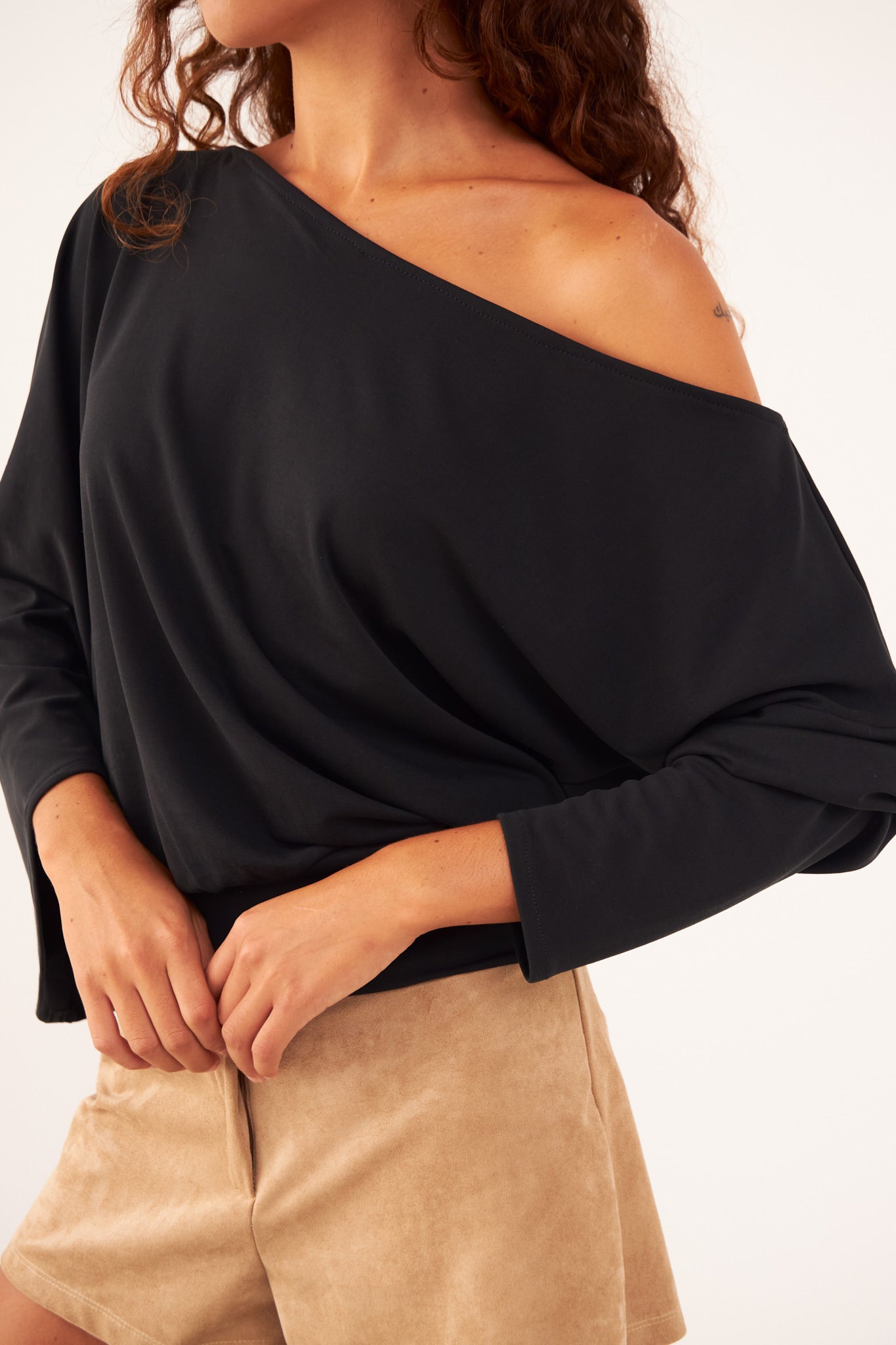 Detalle del top Kala negro de modal
