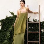 Vestido Adei Verde, vestido largo de invitada de boda en gasa bielástica, otoño 2026 - vista frontal