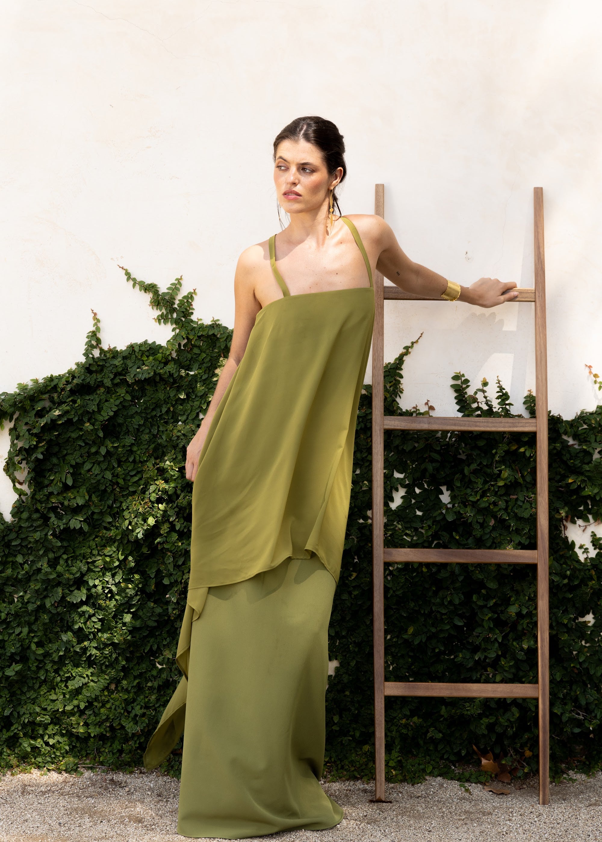 Vestido Adei Verde, vestido largo de invitada de boda en gasa bielástica, otoño 2026 - vista frontal