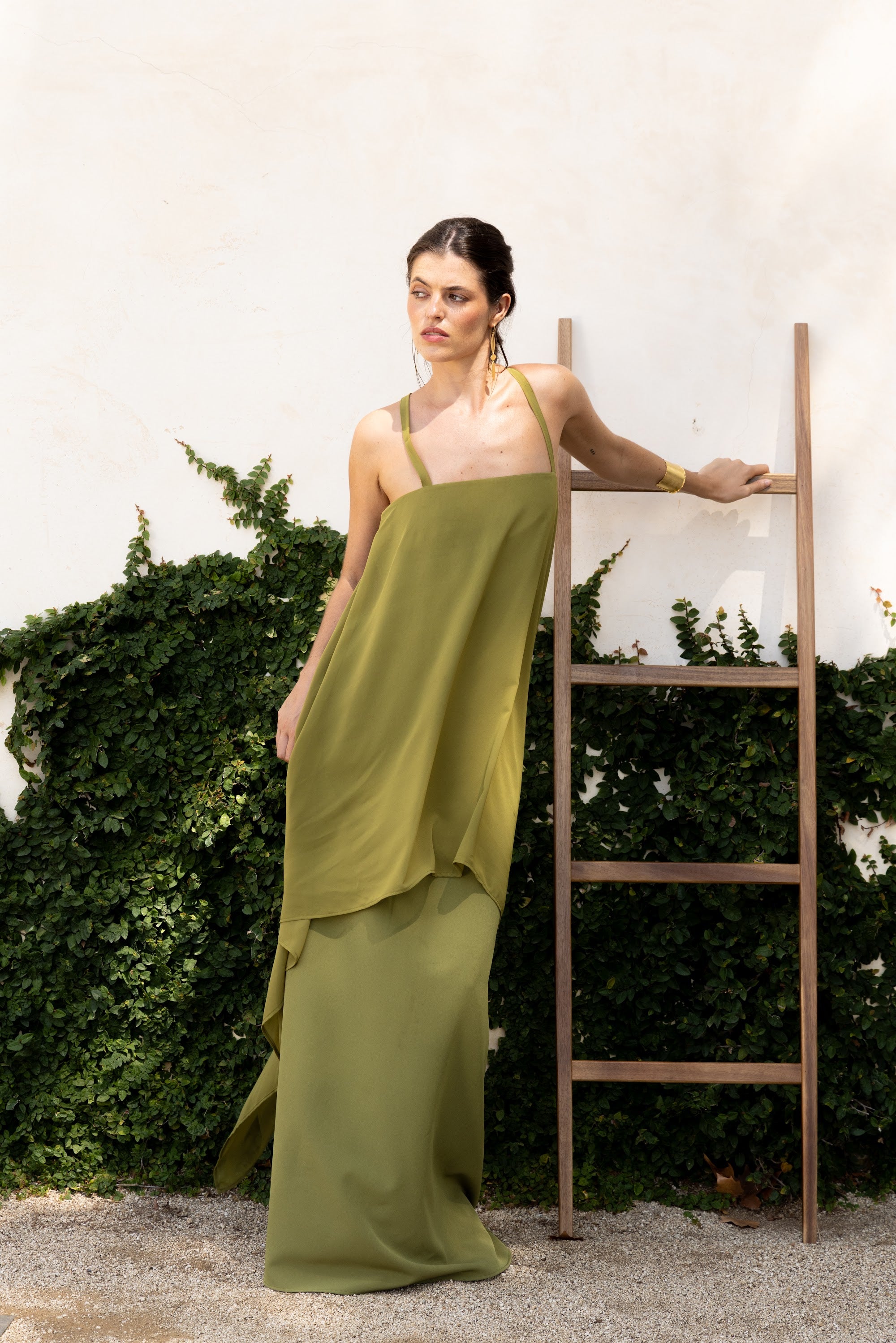 Vestido Adei Verde, vestido largo de invitada de boda en gasa bielástica, otoño 2026 - vista frontal