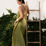 Vestido Adei Verde, vestido largo de invitada de boda en gasa bielástica, otoño 2026 - vista 2