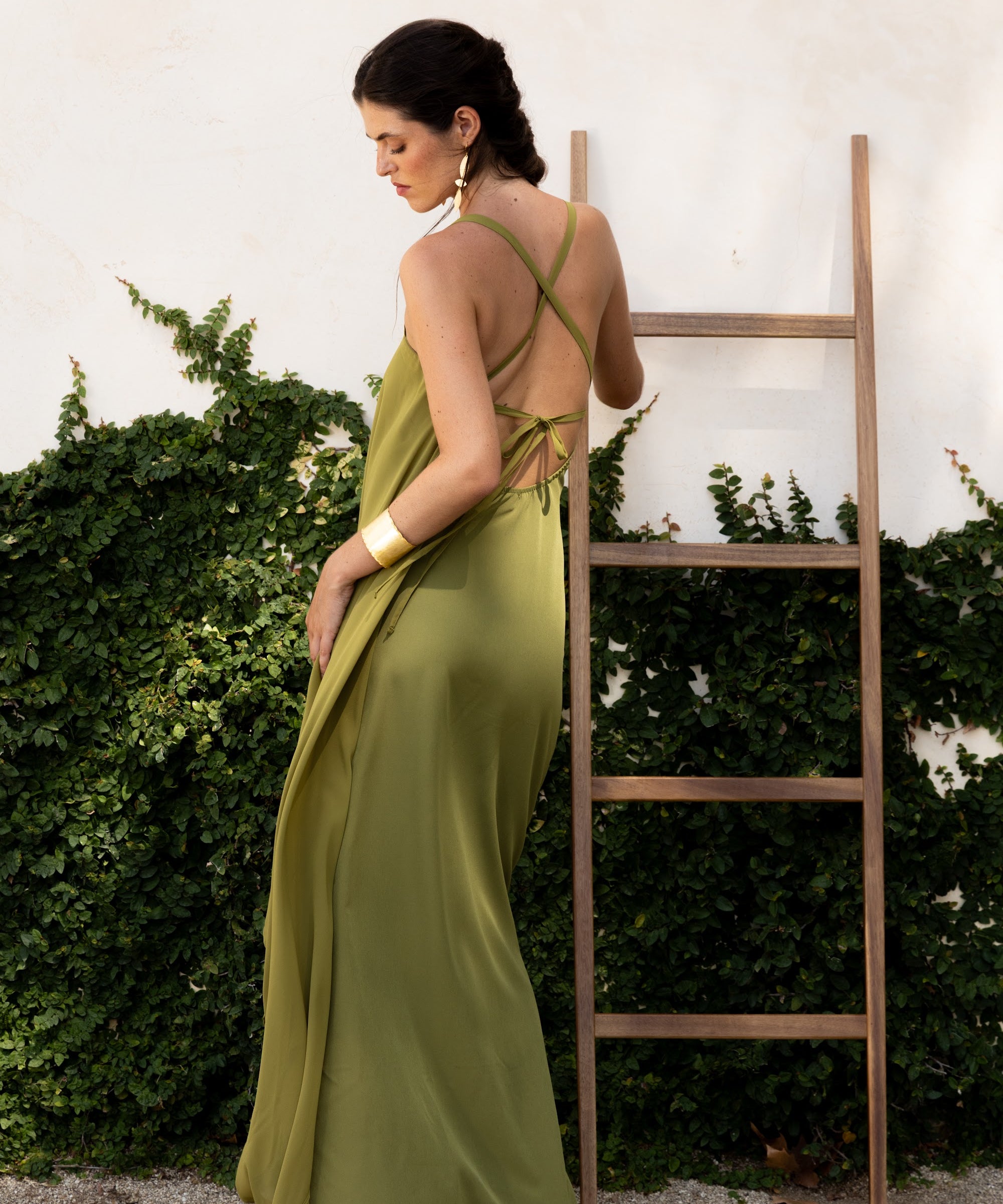 Vestido Adei Verde, vestido largo de invitada de boda en gasa bielástica, otoño 2026 - vista 2