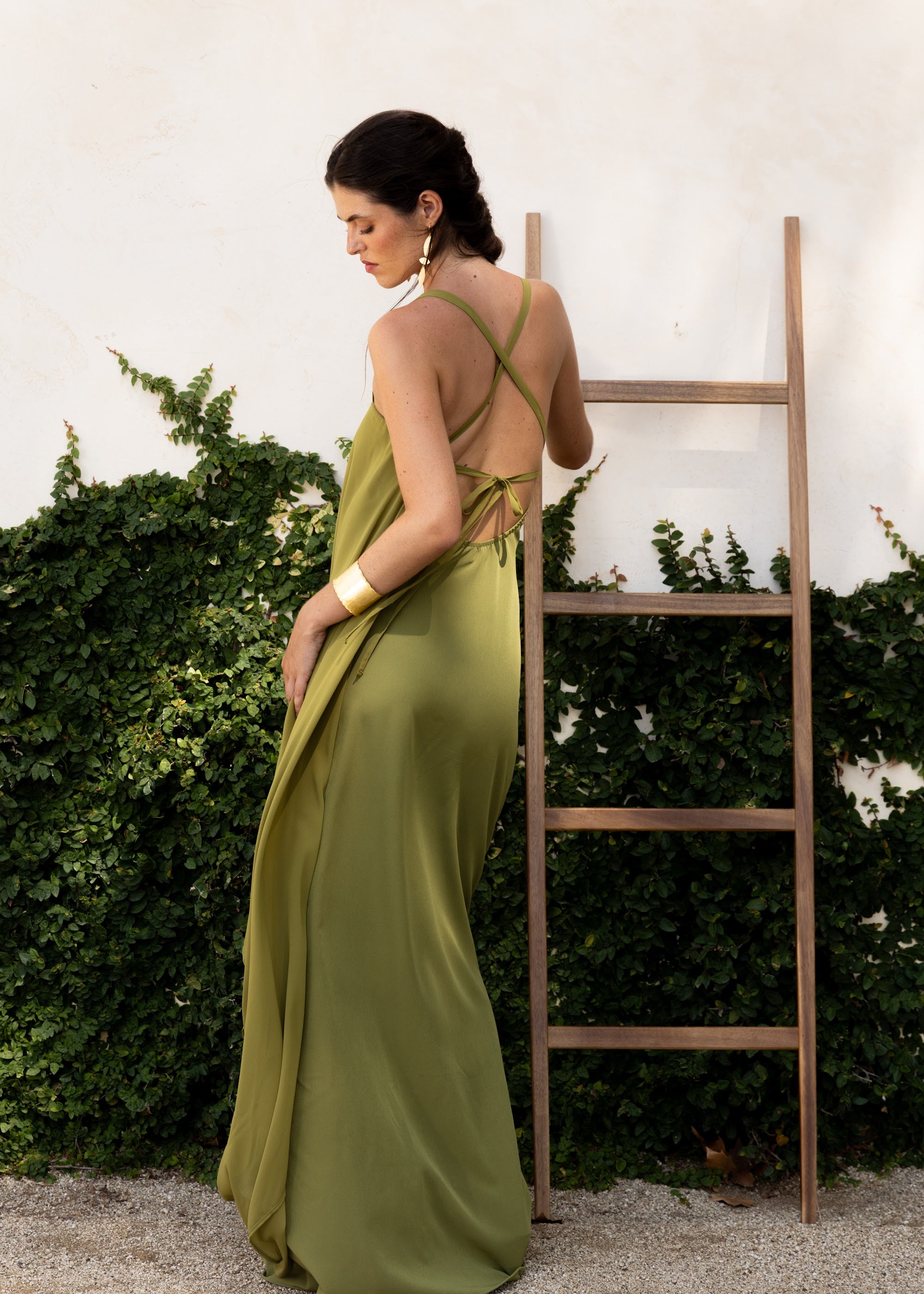 Vestido Adei Verde, vestido largo de invitada de boda en gasa bielástica, otoño 2026 - vista 2