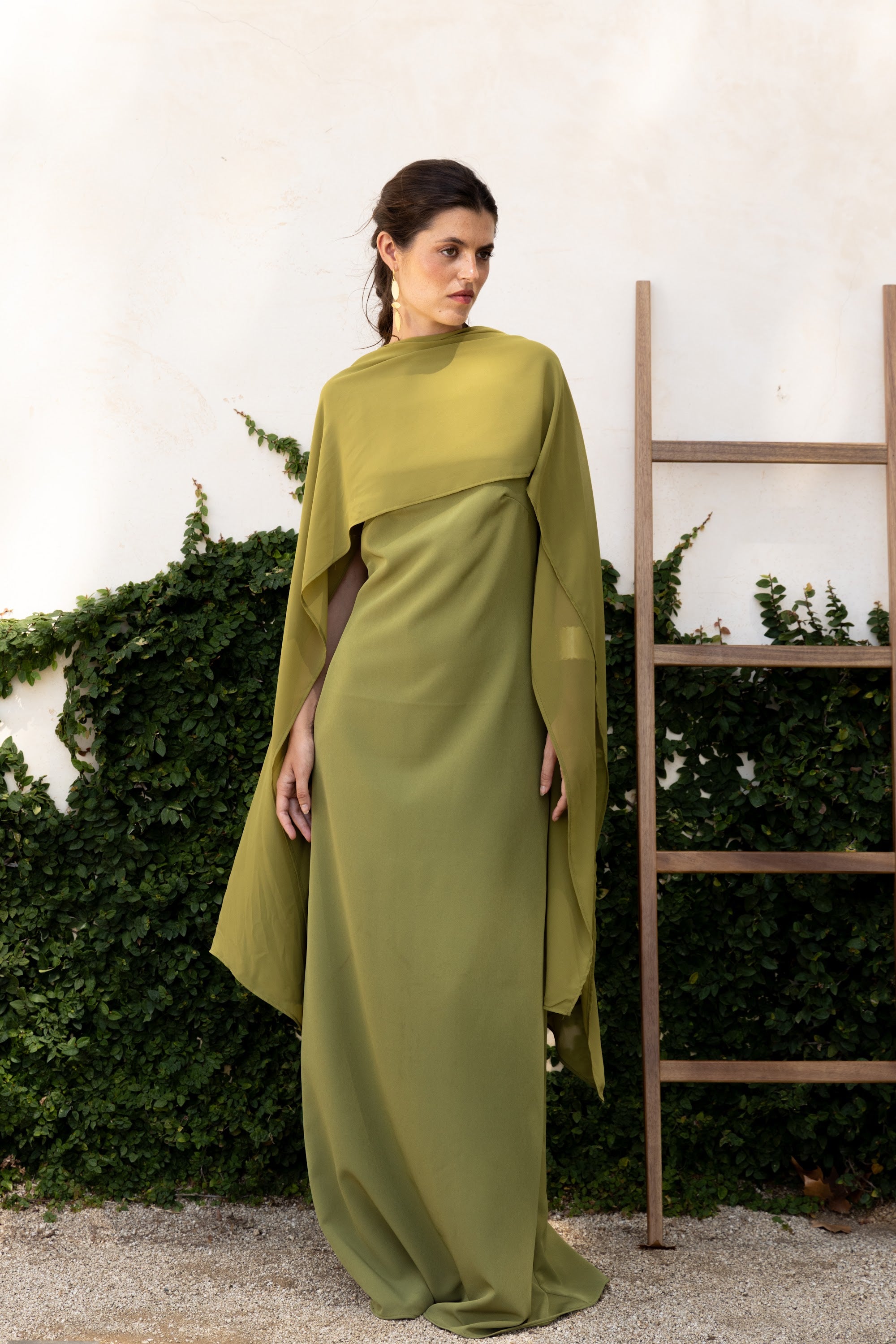 Vestido Adei Verde, vestido largo de invitada de boda en gasa bielástica, otoño 2026 - vista 4
